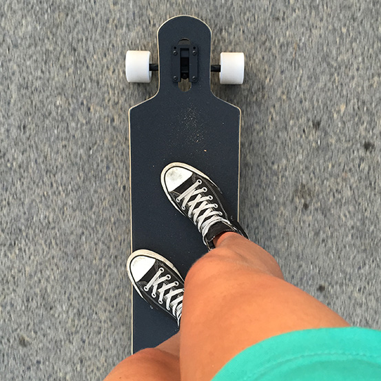 Longboard auf Strasse